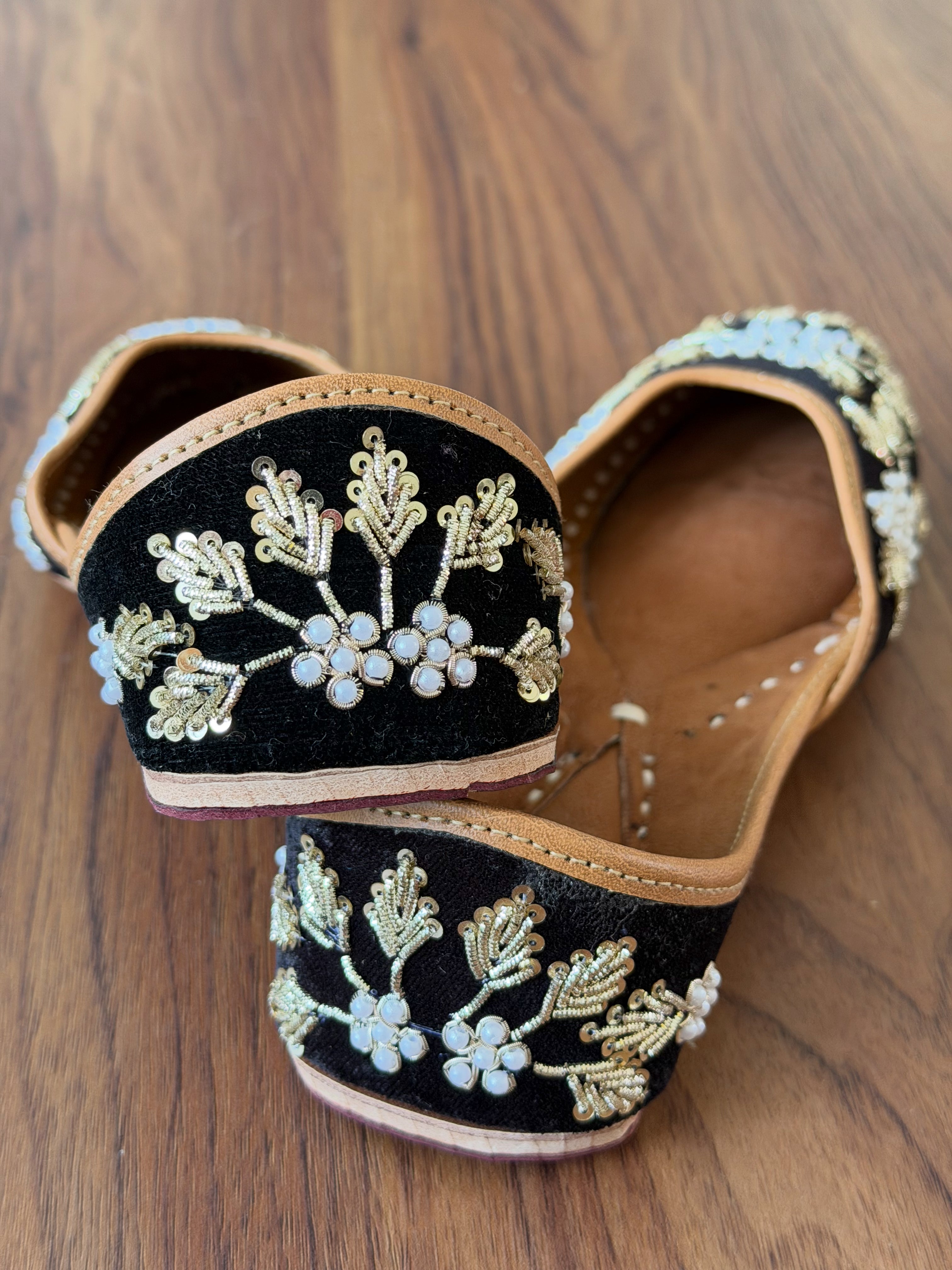 Black Moti & Dabbka Work Jutti