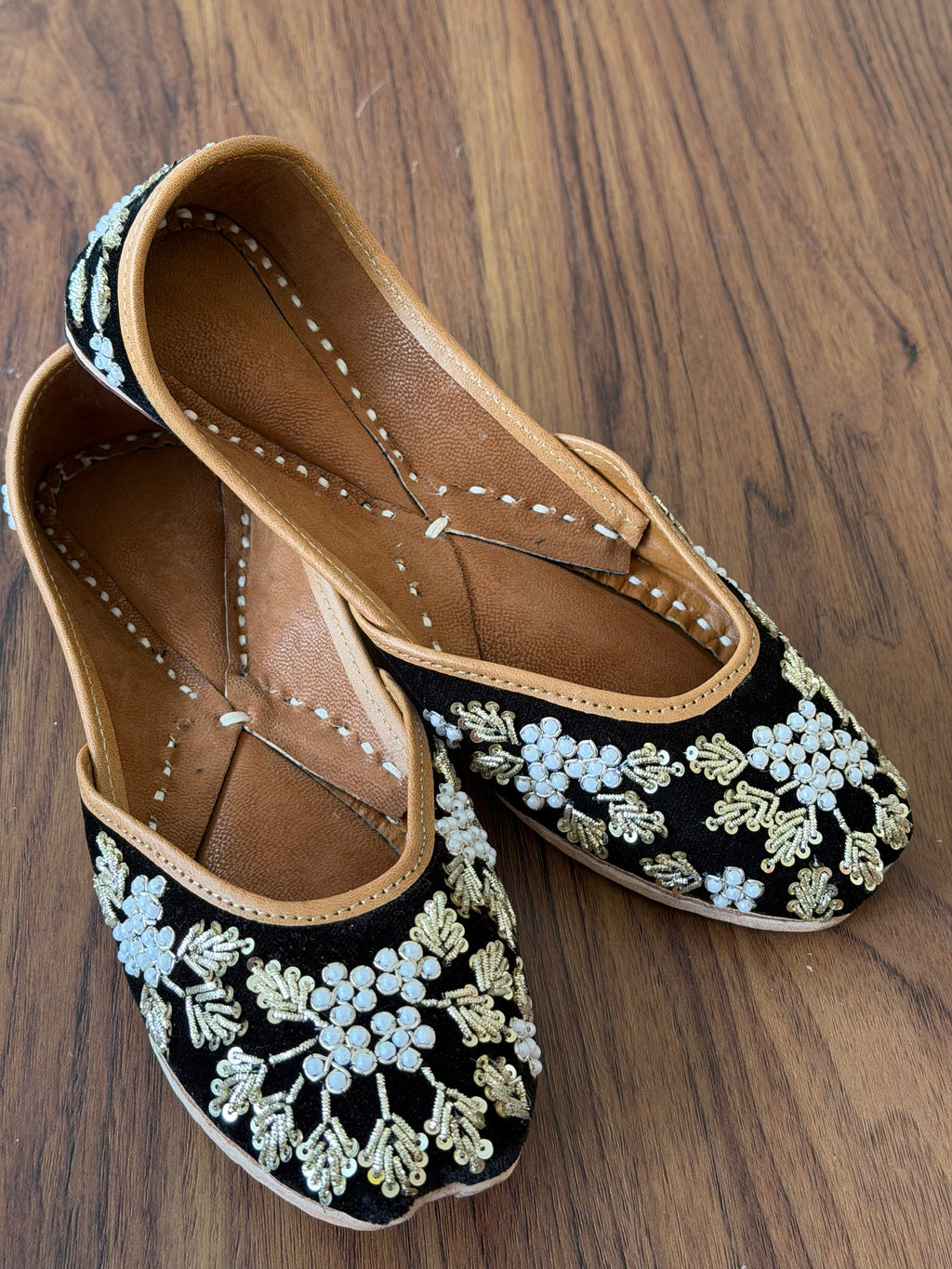 Black Moti & Dabbka Work Jutti