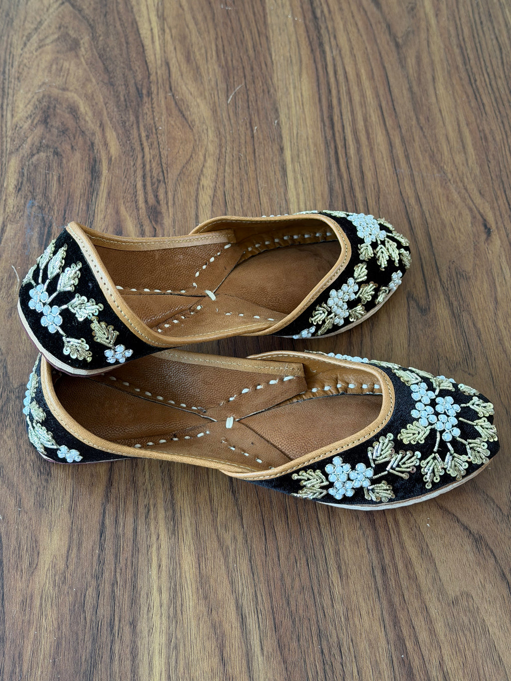 Black Moti & Dabbka Work Jutti