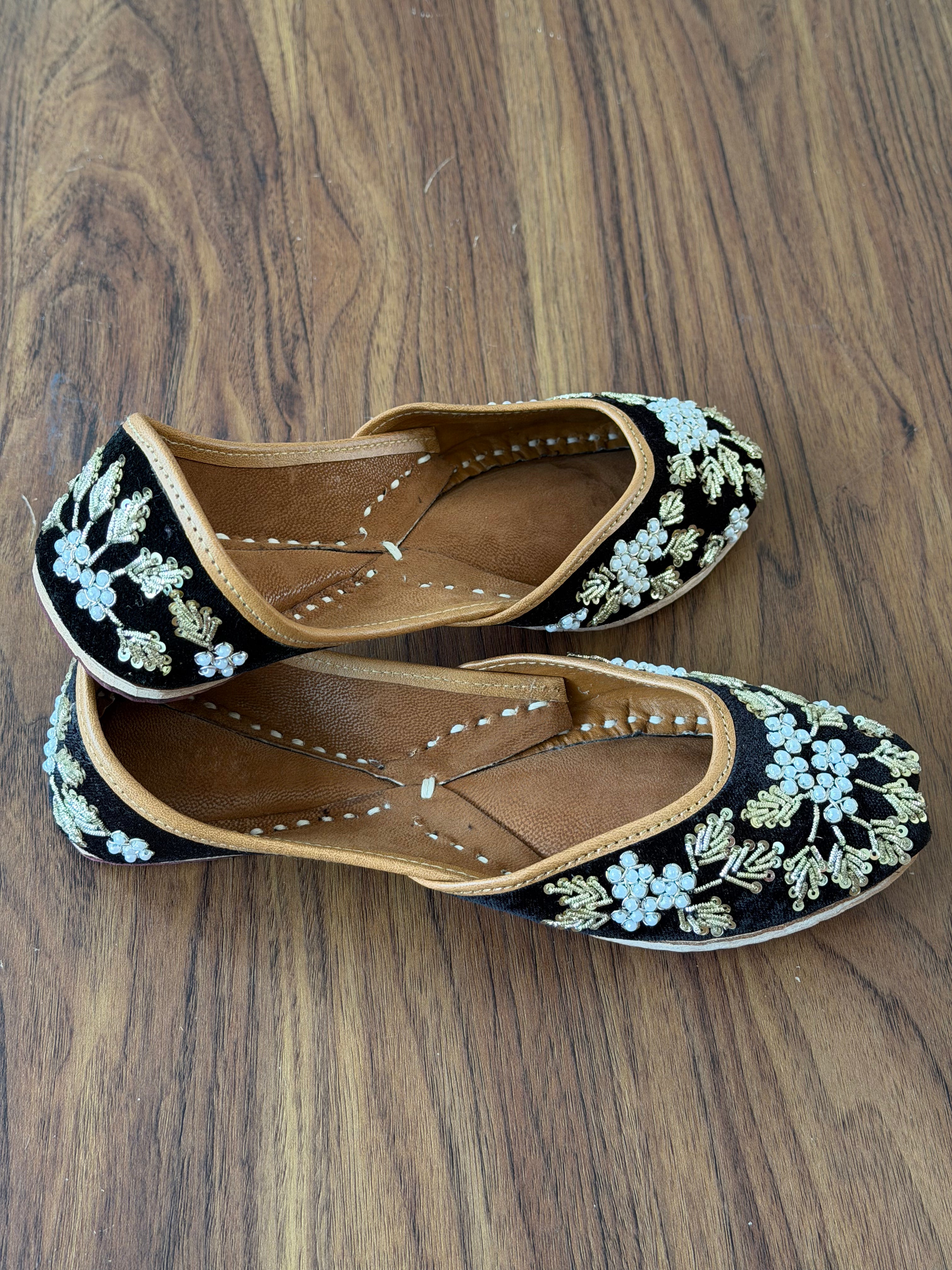 Black Moti & Dabbka Work Jutti