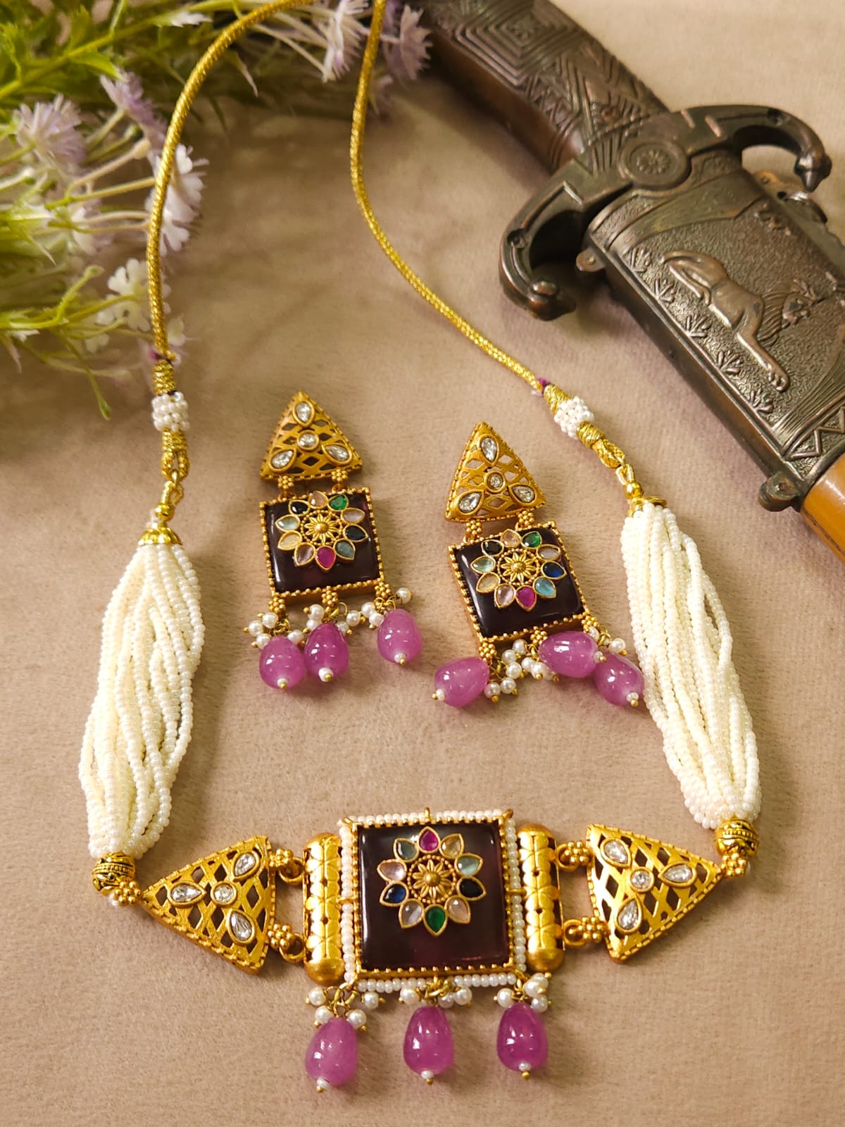 Monalisa Square Choker