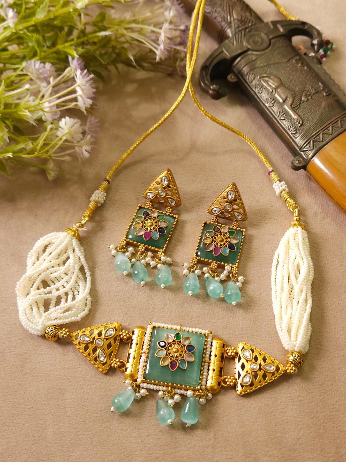 Monalisa Square Choker